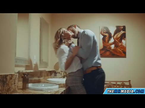 ❤️ As in busty blonde jo ferliedt yn in iepenbier toilet Anale porno op fy.myastro.top